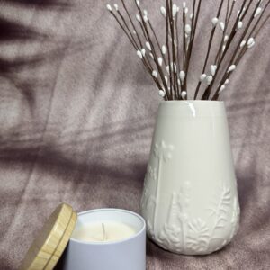 Lumânare parfumată din ceară de soia – recipient alb cu capac din lemn
