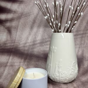Lumânare parfumată din ceară de soia – recipient alb cu capac din lemn