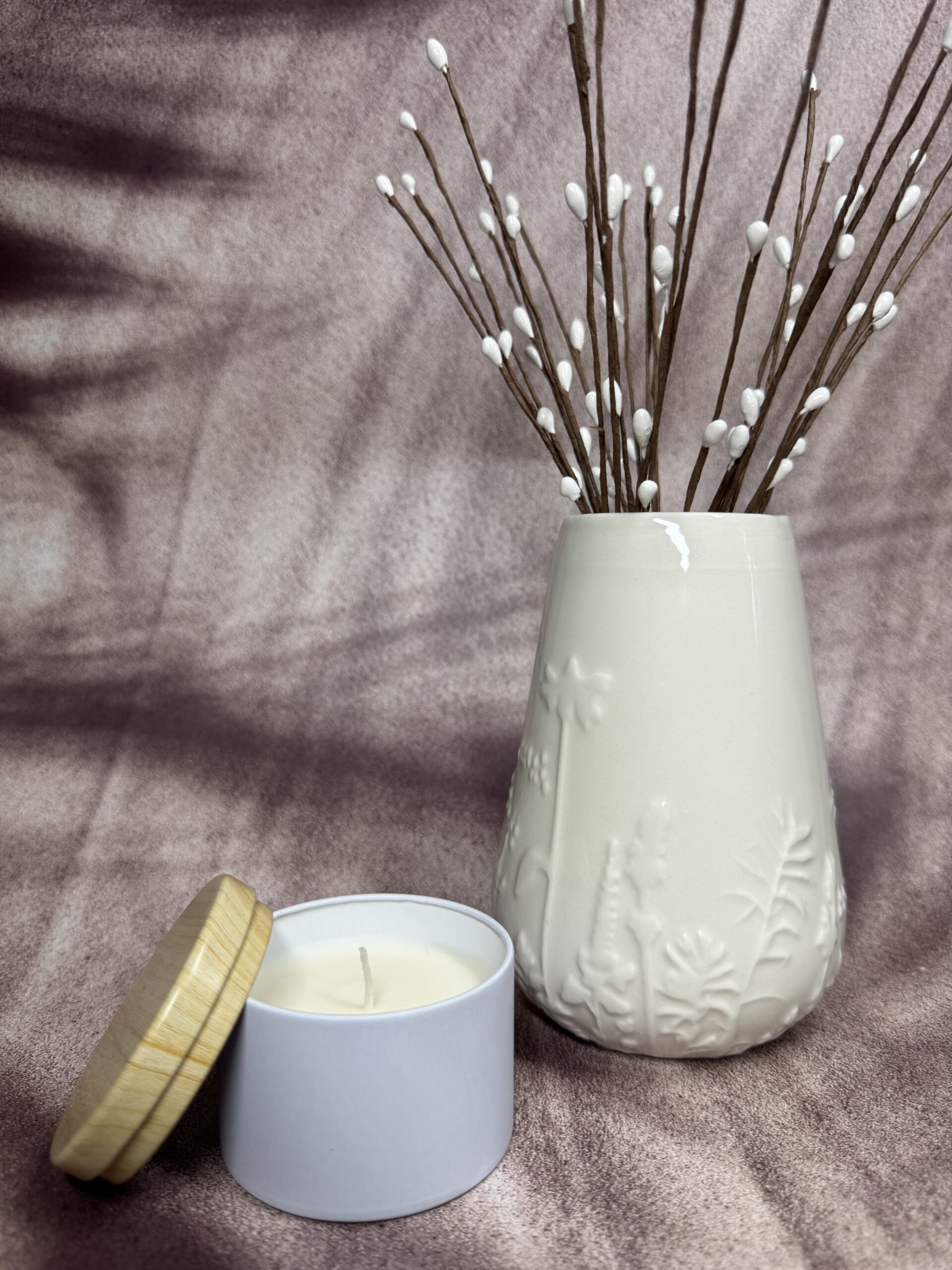 Lumânare parfumată din ceară de soia – recipient alb cu capac din lemn