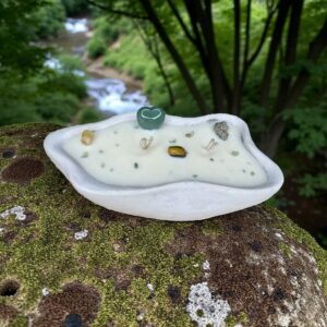 Lumânare pentru Abundență – Handmade cu Cristale Naturale